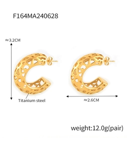 Detailed specs of hollow C-shaped titanium steel gold earrings measuring 3.2cm by 2.6cm