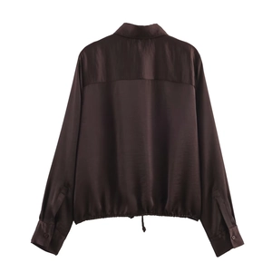 Camicia in raso marrone scuro a maniche lunghe con trama in seta e fondo con coulisse