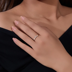 Detail shot of a slender gold 925 silver ring featuring geometric zircon stones on a hand