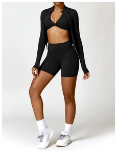 Vue détaillée d'un ensemble de sport noir 3 pièces avec short taille haute et veste zippée