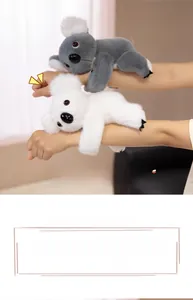 Dettaglio di un braccialetto a scatto koala in peluche con morbida pelliccia sintetica