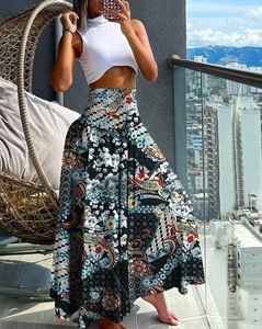 Detail van hoge taille bohemian print rok gecombineerd met witte mouwloze crop top