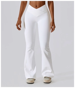 Détail d'un pantalon de yoga évasé blanc à taille haute en V pour un effet amincissant