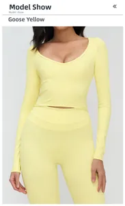 Détail du haut de yoga jaune oie à col en V et du legging de sport à taille haute