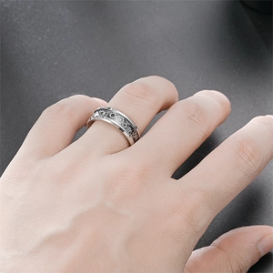Détails macro des motifs d'engrenages mécaniques rotatifs sur une bague en titane pour homme