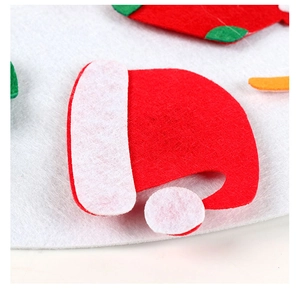 Dettaglio ravvicinato del cappello natalizio in feltro rosso con texture cucita