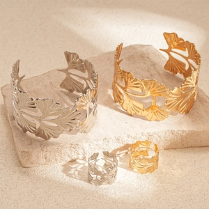Ensemble bracelet et bague feuilles de ginkgo ajourées en finitions or et argent