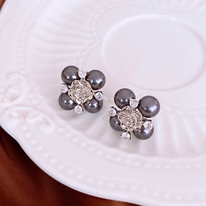 Détail macro de boucles d'oreilles vintage avec perles grises et cristaux brillants