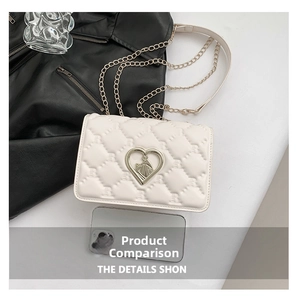 Détail du sac à chaîne matelassé blanc avec boucle en cœur et smartphone pour échelle de taille