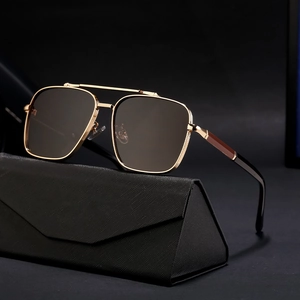 Lunettes de soleil aviateur carrées pour homme avec monture dorée et verres bruns