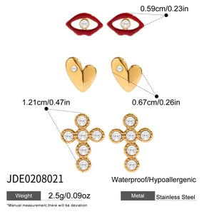 Vue détaillée de boucles d'oreilles en acier avec œil émaillé et cœur cristal