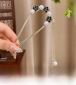 Vue détaillée de l'épingle à cheveux en U avec fleurs de rose, perles et glands pendants