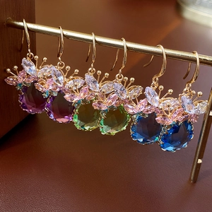 Détails de boucles d'oreilles en cristal facetté bleu et vert sur support doré