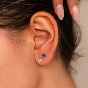 Orecchini a Bottone a Forma di Quadrifoglio in Acciaio Inossidabile per Donna Placcato in Oro 14K Argento Strass Nero Bianco Gioielli