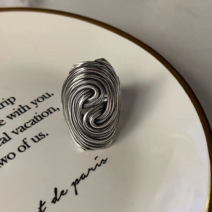 Vintage Silberring mit gedrehten Streifen und strukturierter Wellenspirale-Optik