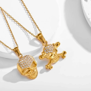 Pendentifs crâne en or style Hip Hop avec cristaux blancs sur fond blanc épuré
