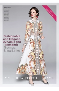 Détail d'une robe à imprimé cachemire avec col à revers et manches longues boutonnées