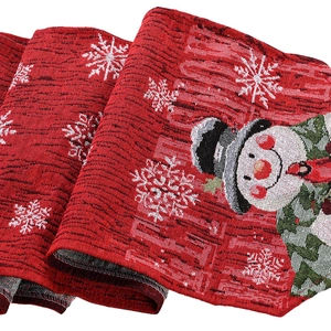 Detail eines roten Weihnachts-Tischläufers mit gestrickten Schneemann-Mustern