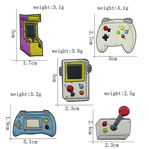 Specifiche dettagliate delle dimensioni per cinque spille smaltate di console e controller vintage