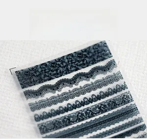 Vue macro de stickers d'ongles 5D en dentelle noire gothique avec motifs floraux vintage