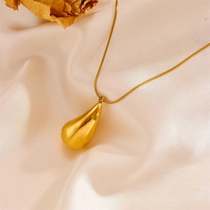 Collar con colgante de gota de agua en oro pulido sobre seda con rosa seca natural