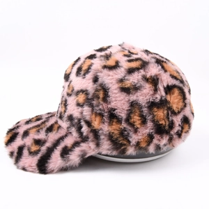 Nahaufnahme der rosa Leoparden-Plüschkappe mit weichem Kunstfell für den Winterkomfort