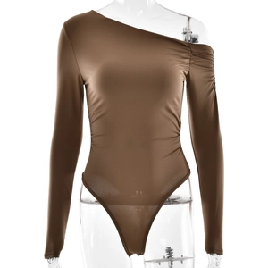 Détail du body marron asymétrique à une épaule avec fronces et jambe échancrée