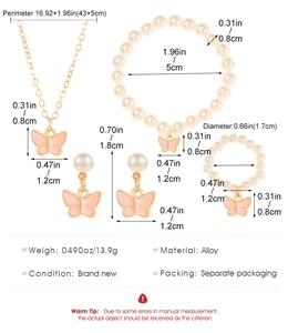 Detalle del conjunto de joyas mariposa rosa con perlas blancas y acabado dorado