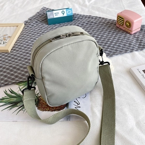 Sac bandoulière en nylon vert clair pour femme avec double zip et bandoulière réglable