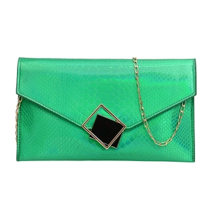 Pochette verde con stampa serpente lucida, fibbia dorata e tracolla a catena chic