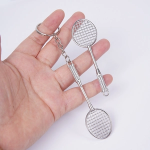 Portachiavi con racchetta da badminton in metallo argentato con due mini racchette e catena