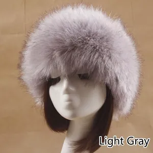 Bonnet épais en fausse fourrure gris clair pour femme offrant chaleur et douceur