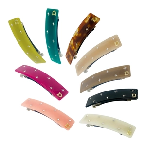 Fermagli per capelli rettangolari con strass e lettera D dorata in nove colori assortiti