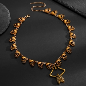 Detail van gotische schedelketting in antiekgoud met een centraal skelet borstkas hanger