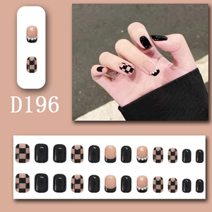 Detailliertes Set aus schwarz-rosa Kunstnägeln mit Karomuster und Perlenakzenten