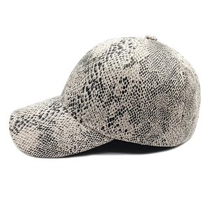 Dettaglio di un cappello da baseball con un audace motivo a pelle di serpente grigio e nero
