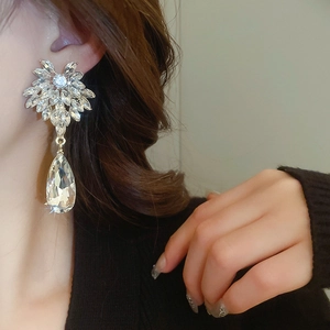 Détails de boucles d'oreilles fleur en argent avec cristaux en forme de goutte