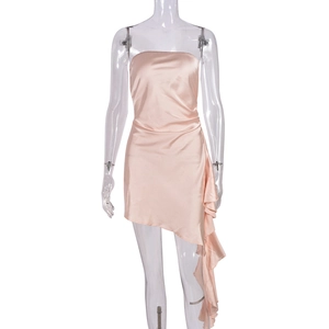 Détail d'une robe tube en satin rose avec ourlet asymétrique et volants en cascade