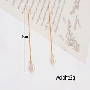 Elegante 9cm lange Durchziehohrringe mit weißen Tropfenperlen und goldener Metallkette