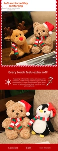Dettagli di morbidi peluche natalizi con renna, orsetto e pinguino con sciarpe a righe