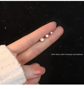 Détail des boucles d'oreilles en argent S999 avec des pierres en zircone colorées