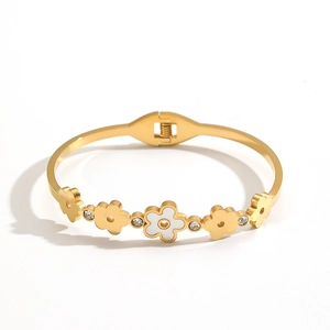 Bracciale in acciaio al titanio placcato oro 18k con fiori in smalto bianco e zirconi
