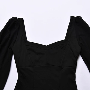 Détail du body noir à encolure carrée en cœur et manches bouffantes en mousseline
