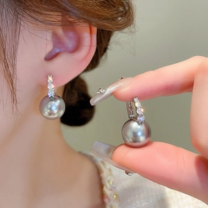 Boucles d'oreilles vintage avec perle grise, incrustation de zircon et plaqué or