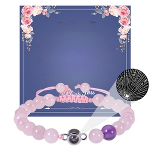 Détail du bracelet en cristal rose avec pierre de projection et carte de fête des mères