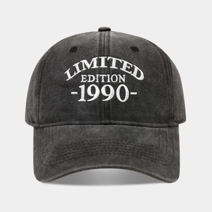 Détail de la broderie 3D Limited Edition 1990 sur casquette en coton lavé vintage