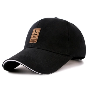 Casquette baseball noire classique avec visière longue et écusson cuir vue de 45 degrés