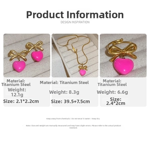 Vue détaillée de pendentifs cœurs roses et boucles d'oreilles nœuds dorés sur plateau