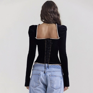 Haut ajusté en velours noir à manches longues avec dos nu sexy et laçage tendance