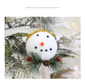 Primo piano di un pupazzo di neve bianco con naso arancione e bacche rosse su un albero di Natale
